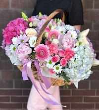 Цветочная композиция из Розы, Хризантемы, Пионы и Лизиантусы в корзине в Пижме