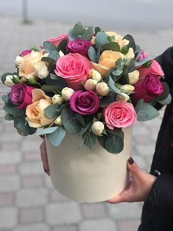 Цветочная композиция из Розы в шляпной коробке в Пижме